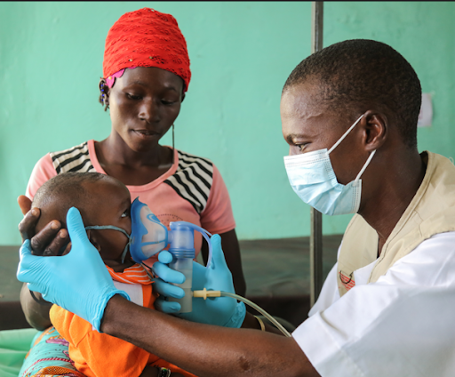 ALIMA_ORG's tweet photo. Oxygen is essential in the treatment of patients with respiratory distress.
In 2021, our teams cared for 177,000 children under the age of 5 with acute respiratory infections.
📸 Seyba KEITA / ALIMA
🤝 @UNITAID
#ALIMAngo https://t.co/icnyV4yWwx