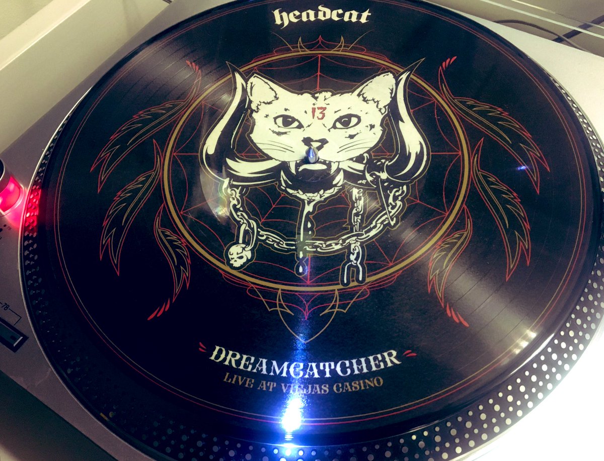 Alapartanen_art's tweet photo. Nyt rokataan ja maalataan luurankoja Time to Rock🤟🏻💀🤟🏻#headcat #lemmy #rocknroll #live #vinylrecords https://t.co/77Sg2suNFf