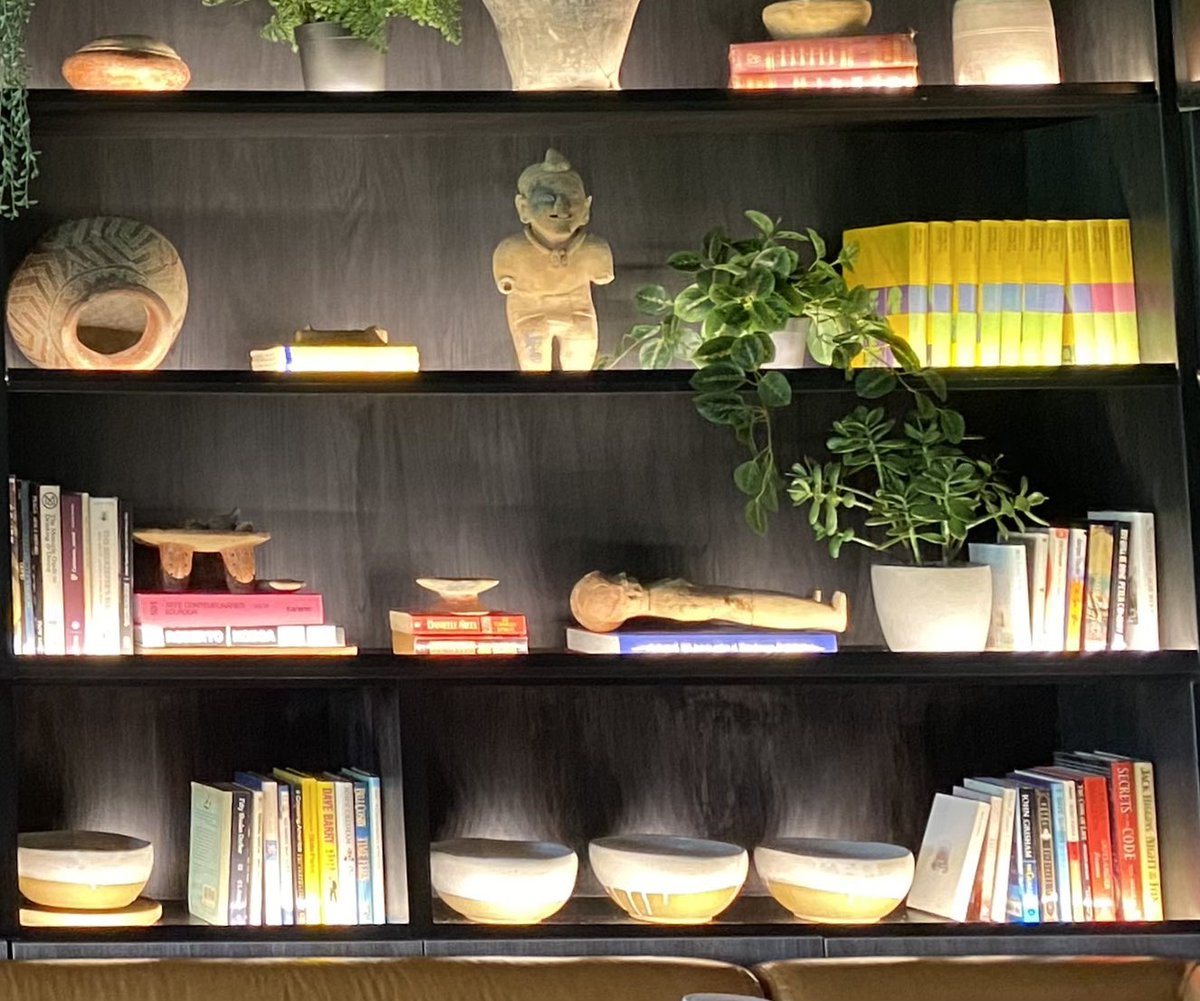 silvitabuendia's tweet photo. Los libros crean espacios cálidos y bellos, además, te ofrecen el placer de vivir otras vidas 

Ningún lujo está a la altura de una biblioteca bien armada. Lista para usar

Gracias @nielsolsenp por permitirme trabajar en la creación de las salas de lectura de @ladanesa_ec https://t.co/xIwkFE38qi