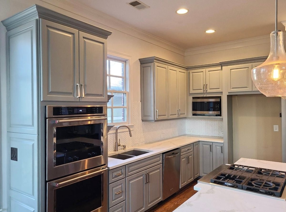 CCFFcompany's tweet photo. Although white continues to be the most popular kitchen cabinet color, grey comes in close! Grey is the perfect modern selection & will always be timeless💡
#cabinetrefinishing #refinishing #cabinetpainting #kitchencabinets #kitchenremodel #kitchenupgrade #kitchenfacelift https://t.co/iLzyjEw1MA