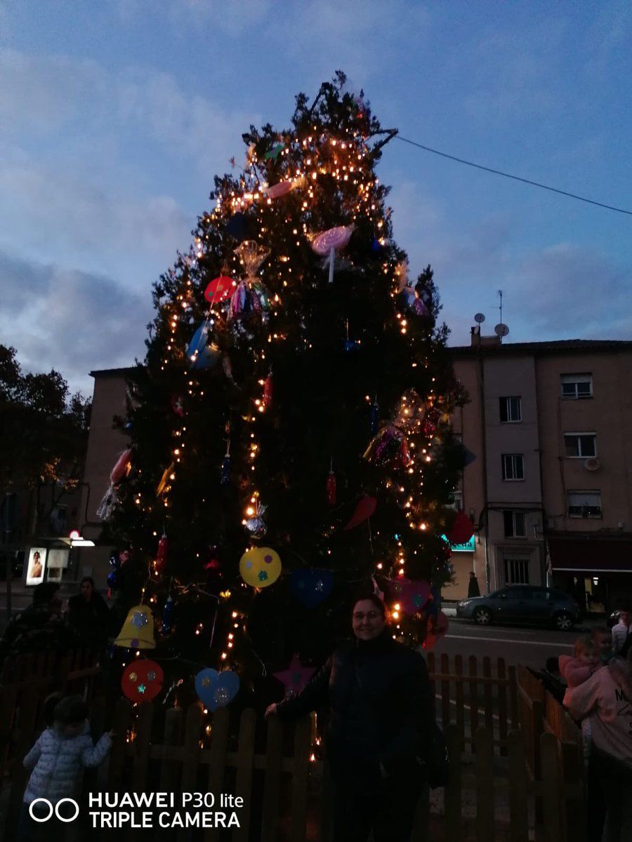 omniaespronceda's tweet photo. El nostre arbre de Nadal i la nostre gent del sud. Les millors, sempre. 🙂✊🏽🎄🎁💜
#viuelsbarris #xarxaòmnia #elsudmola #districte6 #sabadell #nadal #nadal2022 https://t.co/0PnA5XCCbt