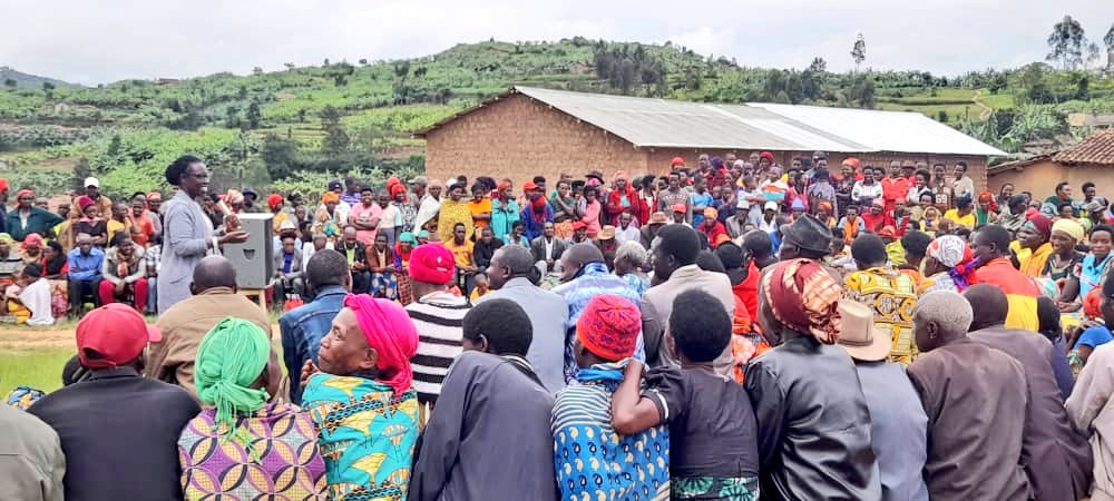 NYARUSANGE_Sect's tweet photo. #Nonaha: Umuyobozi wa @Muhangadis Mme @KAYITAREJacky hamwe n'abagize Inama y'umutekano itaguye y'Akarere bari mu nama n'abaturage mu Mudugudu wa #Gitega, Akagari ka #Ngaru. Bari kurebera hamwe ingamba zo kurushaho kubungabunga umutekano no kwitabira gahunda za Leta zitandukanye. https://t.co/xZJKbfFRSk