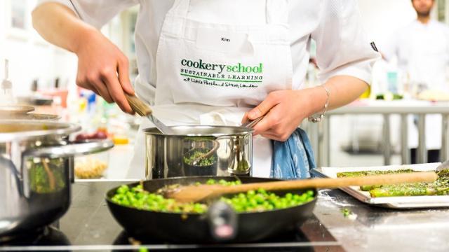 CaxtonManorTeam's tweet image. Learn how to prepare a whole menu with your team as you reinforce your teamwork and collaboration skills. #CookerySchool believes in the value of learning to cook together and has designed group cooking events in a relaxed environment.

📸 Cookery School on #LittlePortlandStreet