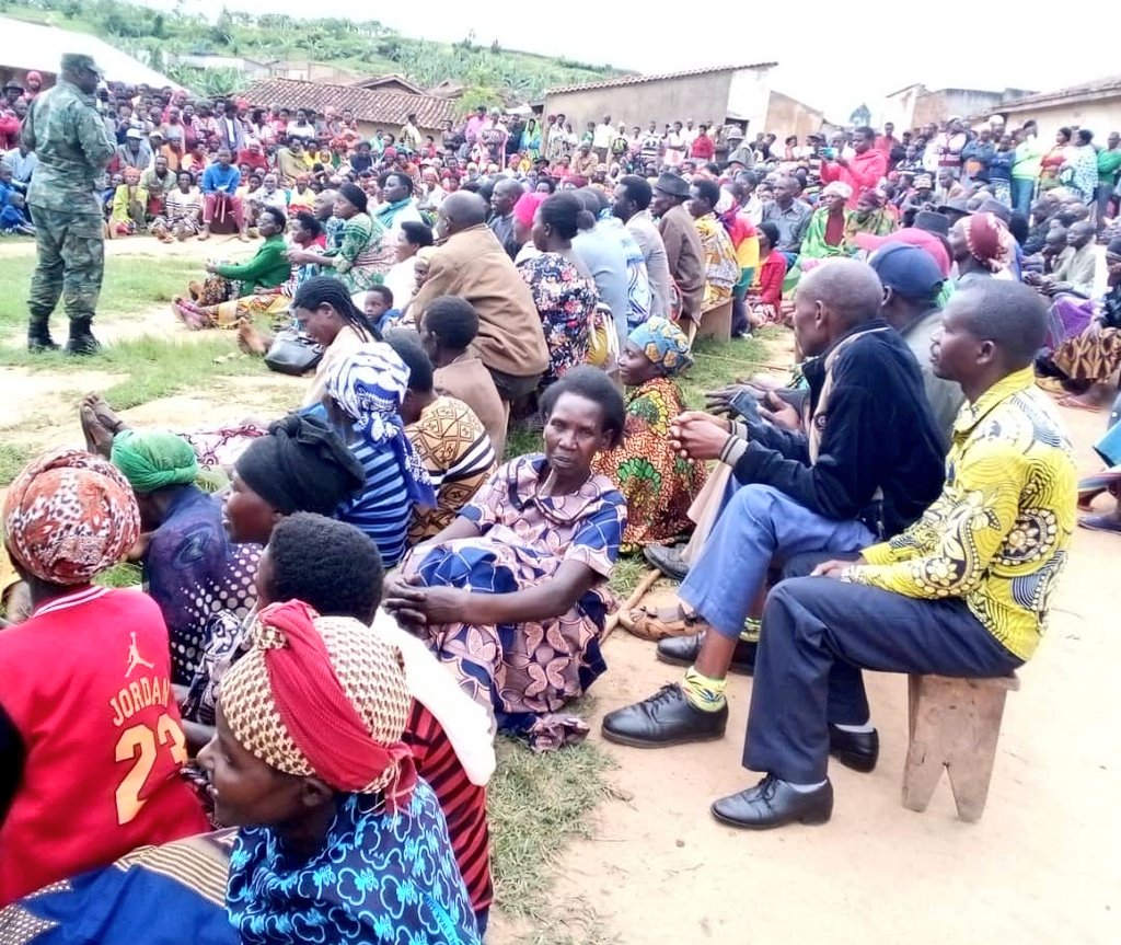 NYARUSANGE_Sect's tweet photo. #Nonaha: Umuyobozi wa @Muhangadis Mme @KAYITAREJacky hamwe n'abagize Inama y'umutekano itaguye y'Akarere bari mu nama n'abaturage mu Mudugudu wa #Gitega, Akagari ka #Ngaru. Bari kurebera hamwe ingamba zo kurushaho kubungabunga umutekano no kwitabira gahunda za Leta zitandukanye. https://t.co/xZJKbfFRSk