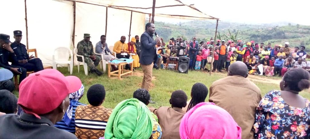 NYARUSANGE_Sect's tweet photo. #Nonaha: Umuyobozi wa @Muhangadis Mme @KAYITAREJacky hamwe n'abagize Inama y'umutekano itaguye y'Akarere bari mu nama n'abaturage mu Mudugudu wa #Gitega, Akagari ka #Ngaru. Bari kurebera hamwe ingamba zo kurushaho kubungabunga umutekano no kwitabira gahunda za Leta zitandukanye. https://t.co/xZJKbfFRSk