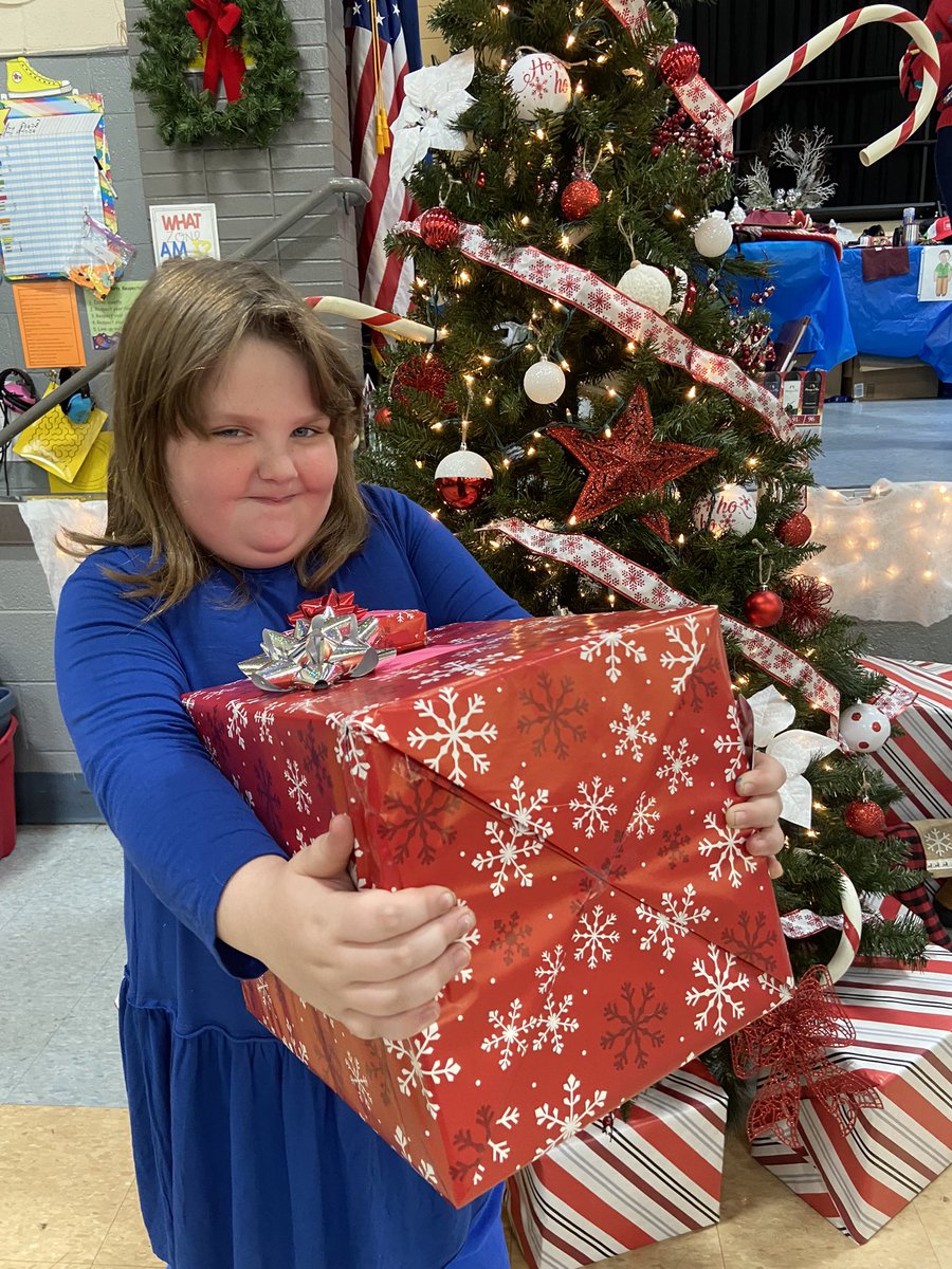 The Roosevelt Holiday Store is open and ready to spread cheer!  Look at this sweet face - excited about the gifts for her family. Thank you to all of our contributors. YOU are making a difference! @KCS_District