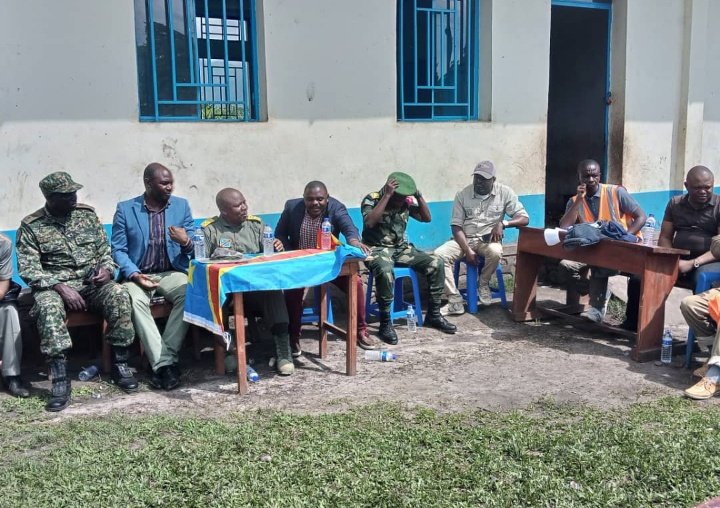 FredMASTAKI6's tweet photo. Effondrement du pont LUME : Une réunion tenue l'après-midi de ce lundi 12 décembre 2022 à Kibanda/Lume par l'AT Militaire de Beni entre la #FEC, #ADR et la Société #DOTTs. Au menu: jeté un pont provisoir sur la rivière Lume https://t.co/LNrudONx9S