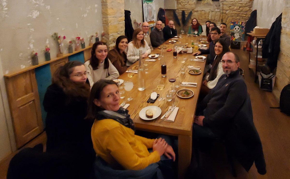 Ce midi, moment convivial pour un repas de Noël du labo ! A votre santé ! 🥂