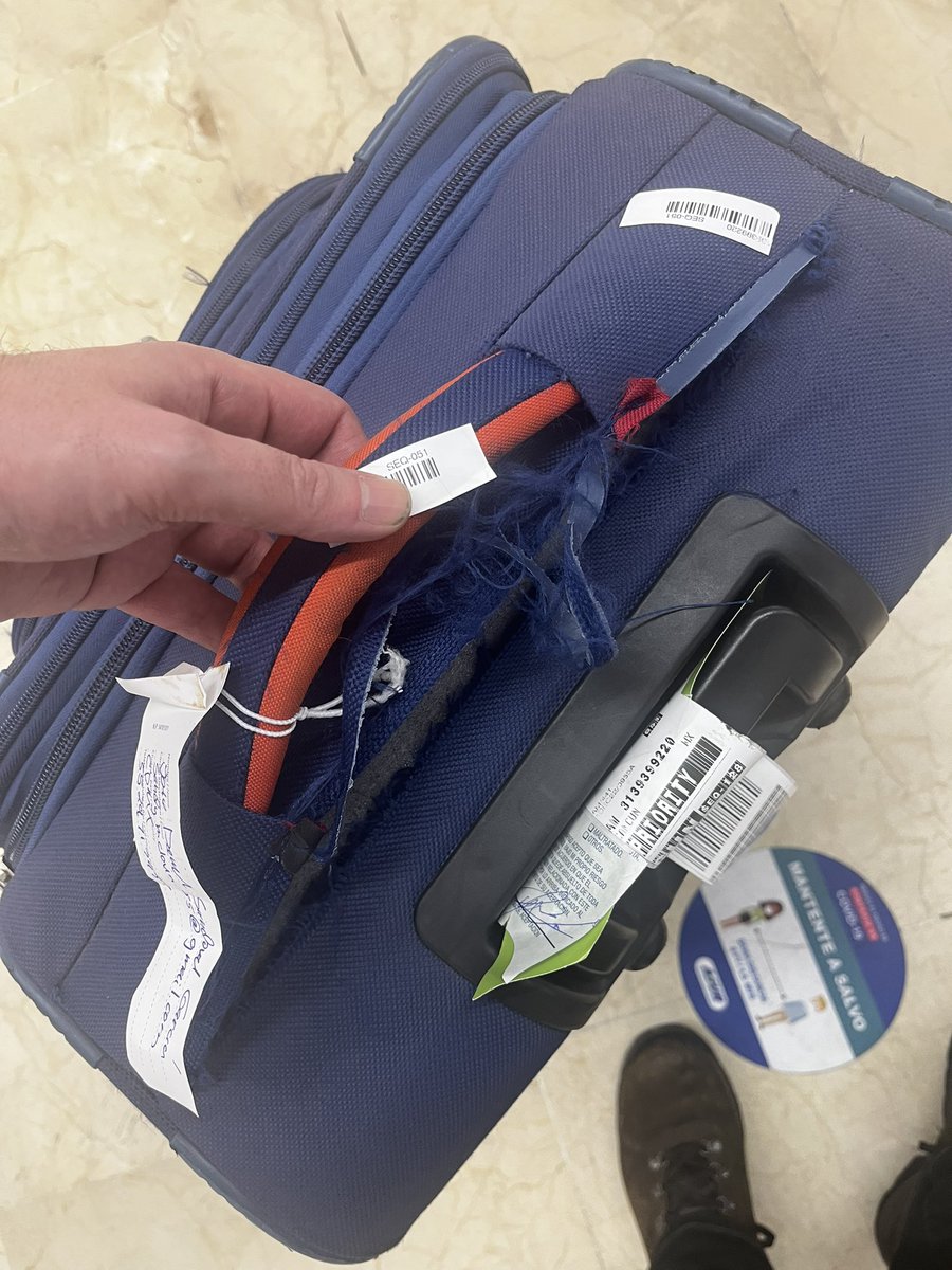 SandyMcballs's tweet photo. Gracias @Aeromexico por desgraciar mi maleta https://t.co/dm0ycjnQbw
