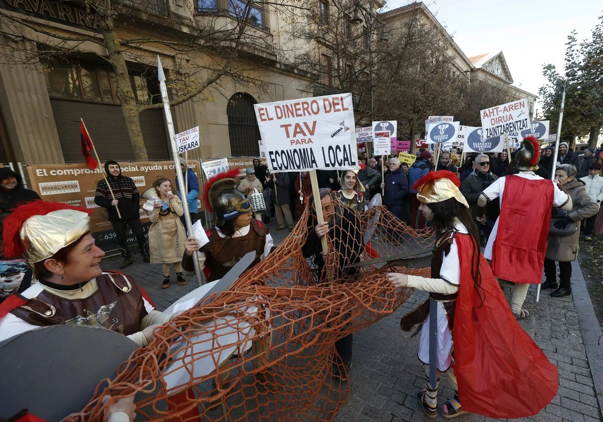 "Alferrikako azpiegitura suntsitzaile eta inposatuen nazioarteko sinboloa da elefante zuria. Horregatik, asteburuan, Iruñeko kaleetatik elefante bat pasearazi du <a href="/AhoraArdura/">Orain Ardura / Ahora Responsabilidad</a> kolektiboak"

<a href="/axierL/">Axier Lopez</a>​en eskutik
blogak.argia.eus/begi-bistan/20…