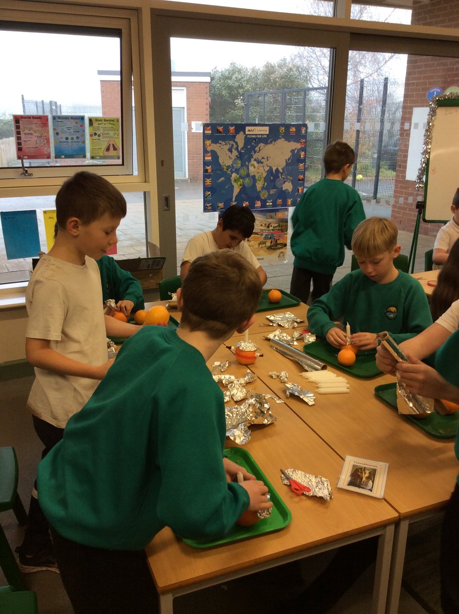 Lakeside_school's tweet photo. Y5/MW were very slick in their Christingle workshop this afternoon - all ready for church in the morning. #teamwork #slickoperation @CofELincoln @lincolndbe https://t.co/n4gY9OIYhh