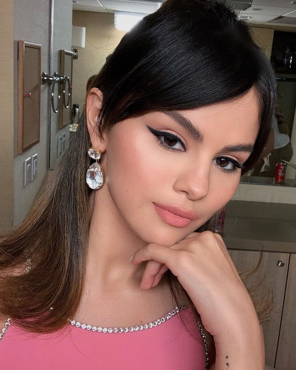 SGomezNewsCOMs's tweet photo. When you speak on her make sure you put respect on her name!

GRAMMY NOMINATED ARTIST SELENA GOMEZ

EMMY NOMINATED PRODUCER SELENA GOMEZ

GOLDEN GLOBE NOMINATED ACTRESS SELENA GOMEZ https://t.co/Izb8ux2ND2
