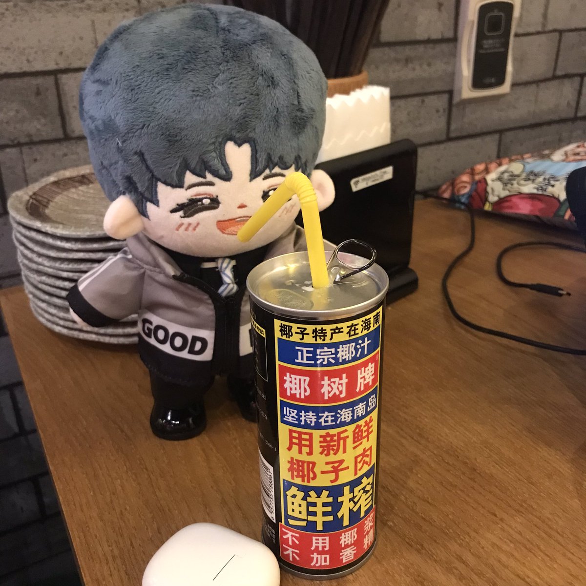 小孩子不可以喝酒哦🚫🚫🚫
乖乖喝椰汁吧