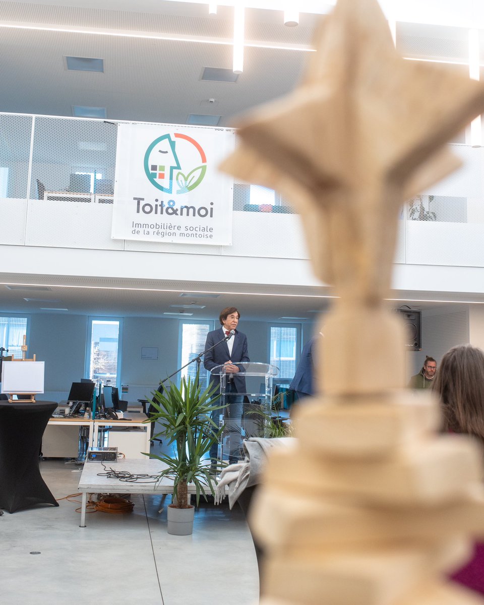 eliodirupo's tweet image. 🏠 Inauguration du nouveau siège de l'immobilière sociale "Toit &amp;amp; Moi". Une des priorités du #WalGov est de réduire l'impact environnemental lié aux bâtiments publics. C'est pourquoi plus de 1,2 Md€ ont été dédiés à la rénovation de + de 20.000 logements publics #WallonieRelance