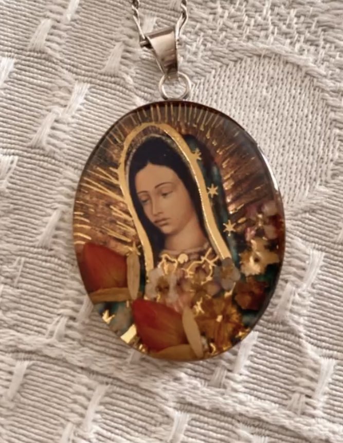 “Tu serás mi luz, la que ilumina mi camino, la que piensa mucho en mi. La que me habla y le susurra a mi corazón, la que dirige mi sentido, mi forma de ser” 🎶🎵🎶