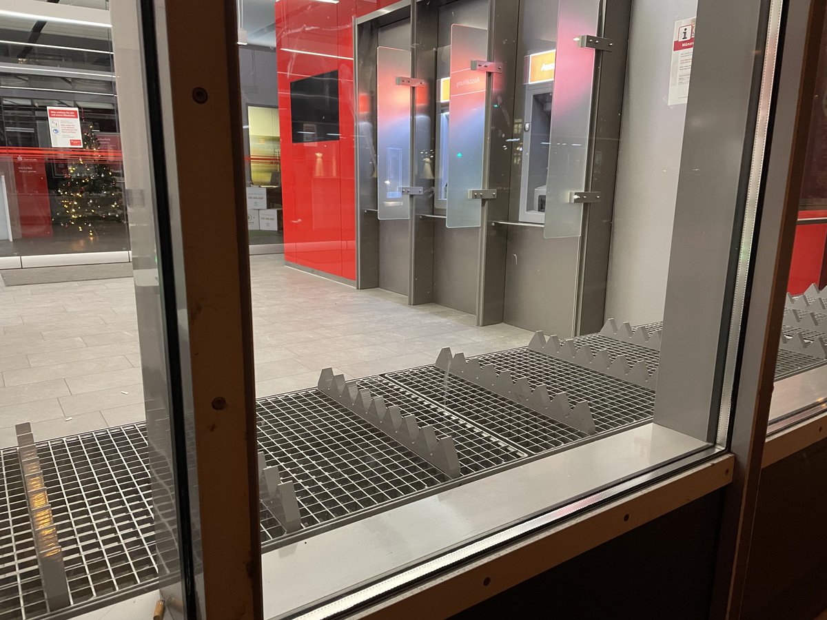 Shame on you, ⁦@sparkasse⁩ München, für diese nachträglich angebrachten Zacken. Wenn ein Obdachloser nachts in eurem Schalterraum schlafen möchte, dann nicht, weil es ihm zu gut geht.