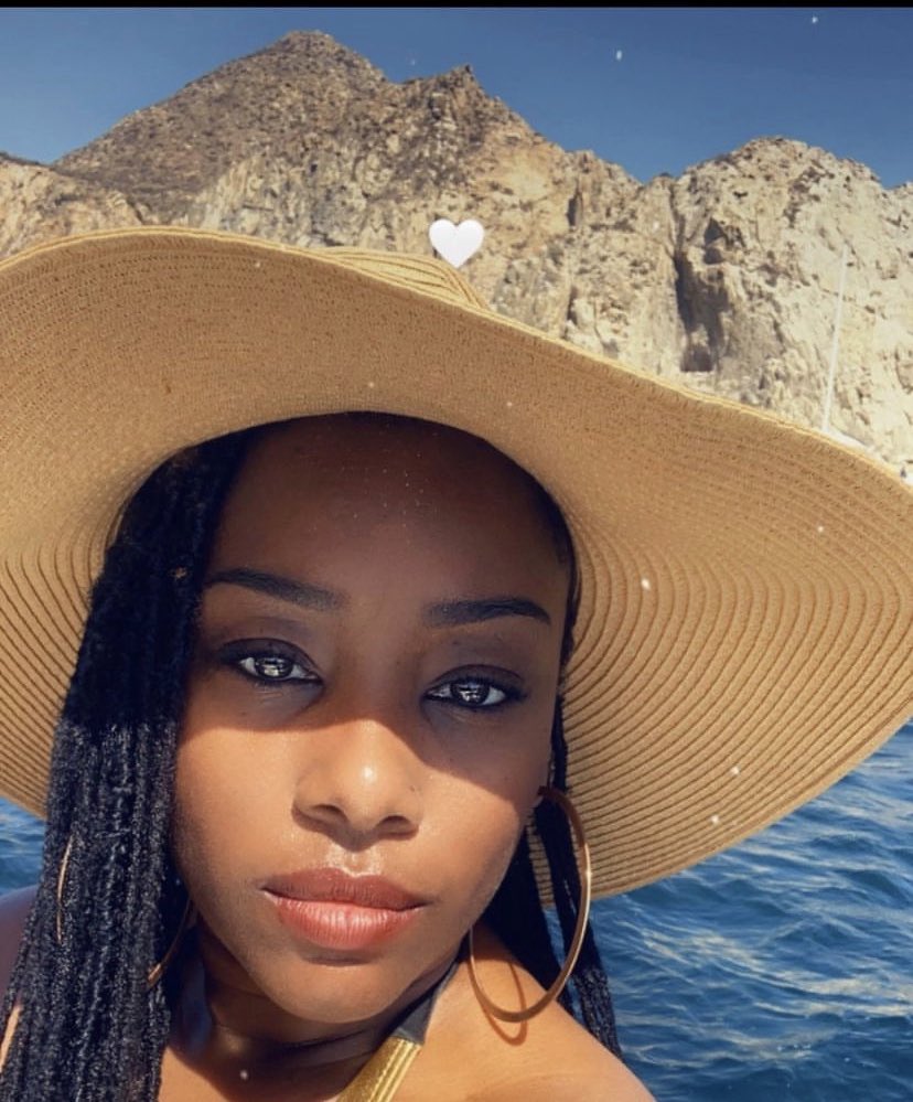 LJones0702's tweet photo. Today is one of my best friends birthdays! And sheโs literally my soulmate as a friend, if I need ANYTHING I can call her. I hate sheโs in ATL now but Iโll see you soon my love ๐ญโค๏ธ๐ฅฐ #40andFINE!! https://t.co/zwH6IIqSvw