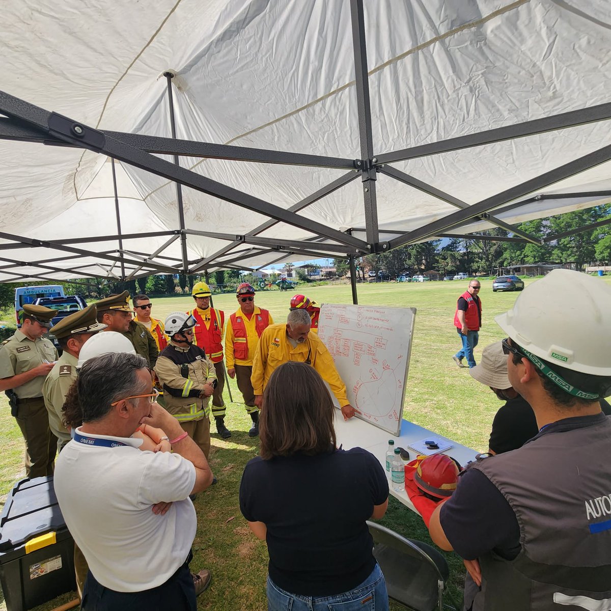 DPPMelipilla's tweet photo. 🔸Delegada presidencial Provincial de #Melipilla #SandraSaavedra encabeza reunión #COGRID de Emergencia en sector #Mandiga junto a director #ONEMI RM #MiguelMuñoz, alcaldesa #MuniMeli #LorenaOlavarría, por #IF #IncendioForestal que afecta a localidad de #Popeta. https://t.co/sNiP06X3Wa