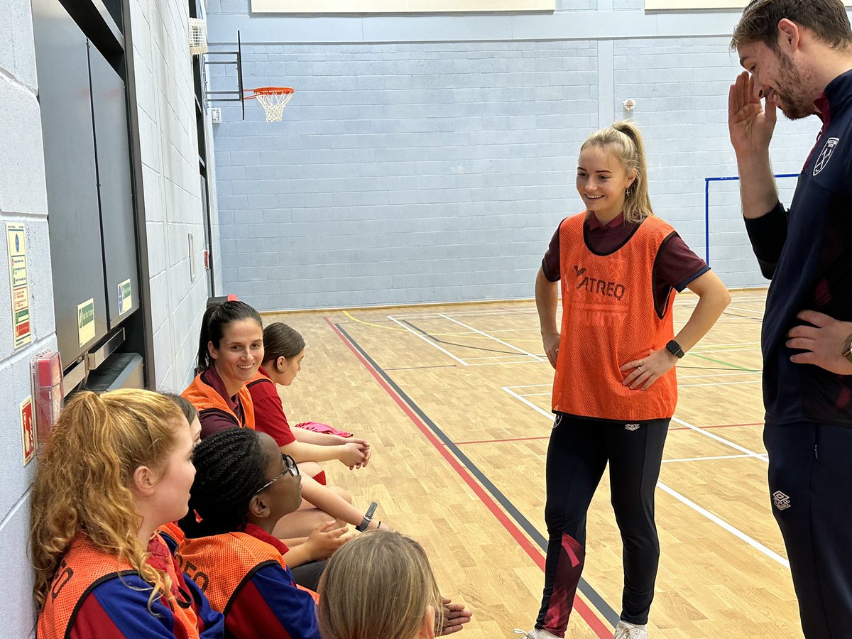 WHUFoundation's tweet photo. Before their momentous derby win against Spurs, @westhamwomen’s @abbey_leigh_ and @izzyatkinson_ headed out into the community for a football session and Q&A with the pupils at Robert Clack school 😍⚒️
#PLInspires #WomensFootball #WestHam #UnitingOurCommunity #PlayersProject https://t.co/rPY8FlcjR6