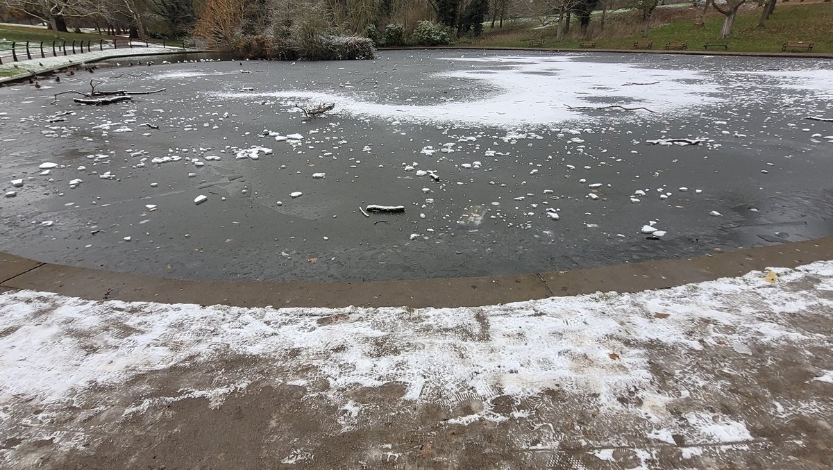 It may look pretty but we can't stress enough -
never go onto frozen lakes, ponds canals or reservoirs and stay away from edges to avoid accidently slipping in.

Even while taking these photos we observed people testing the ice!

See advice from <a href="/RLSSUK/">Royal Life Saving Society UK - RLSS UK</a> 
rlss.org.uk/winter-water-s…