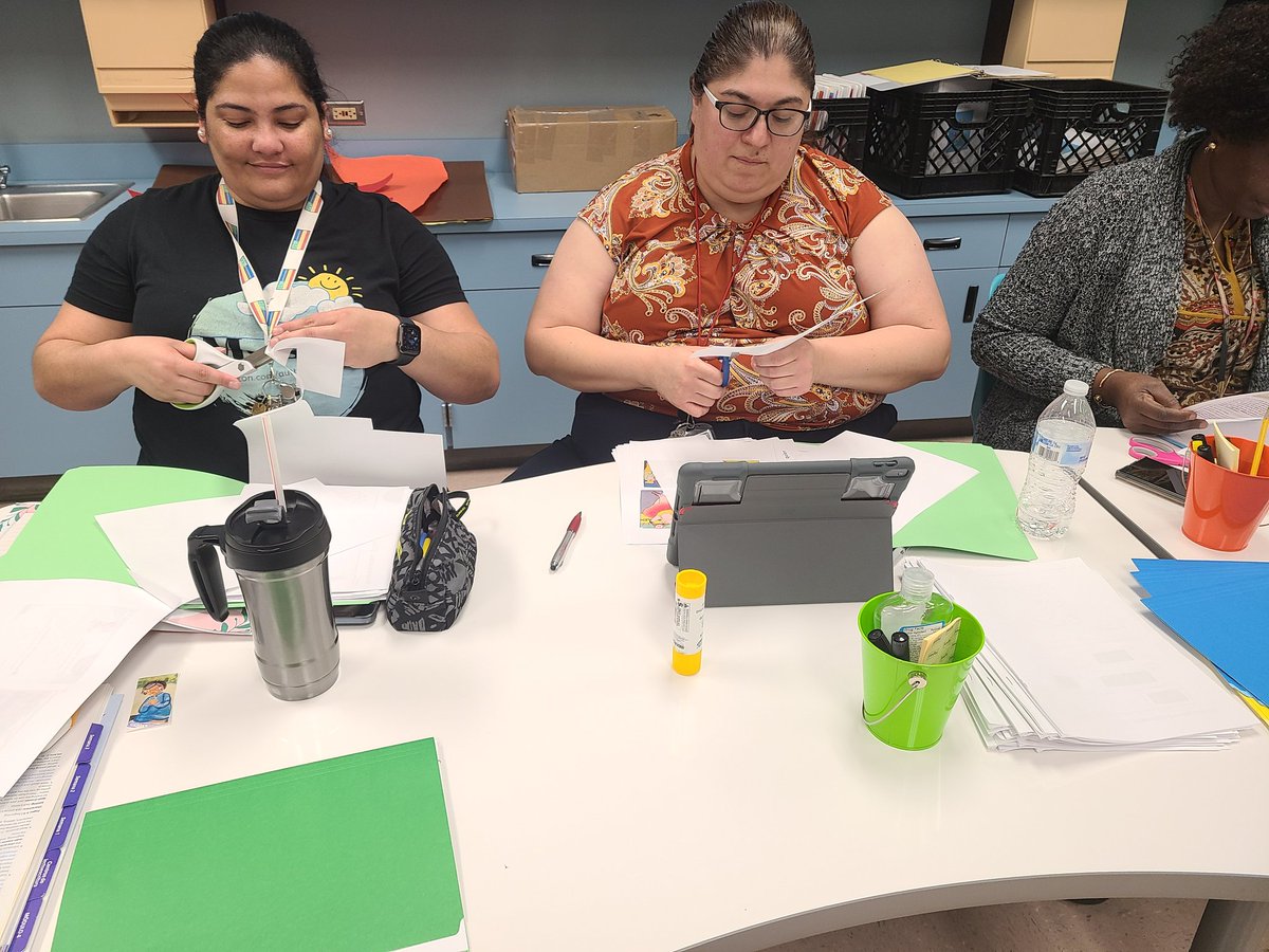 SneedWeRead's tweet photo. Kinder PLC! 
Thanks Ms. Hudgins for this great presentation and give time to our teachers to create planned, purposeful, and playful literary centers.@AliefPreK @Aliefsneed https://t.co/ezRALgZtOA