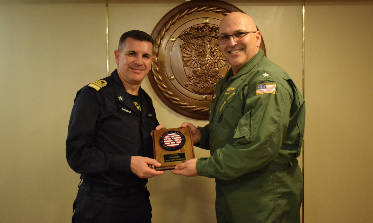 Marina Militare (@italiannavy) on Twitter photo #naveDoria #MarinaMilitare integrata nel Gruppo Portaerei americana della <a href="/GHWBCVN77/">senatemajldr</a> ha ricevuto la visita del Comandante del #CarrierStrikeGroup10,RDML Dennis Velez che ha consegnato un riconoscimento ai militari che si sono distinti per l’ottimo lavoro svolto.
#NoiSiamolaMarina #naveDoria #MarinaMilitare integrata nel Gruppo Portaerei americana della <a href="/GHWBCVN77/">senatemajldr</a> ha ricevuto la visita del Comandante del #CarrierStrikeGroup10,RDML Dennis Velez che ha consegnato un riconoscimento ai militari che si sono distinti per l’ottimo lavoro svolto.
#NoiSiamolaMarina
