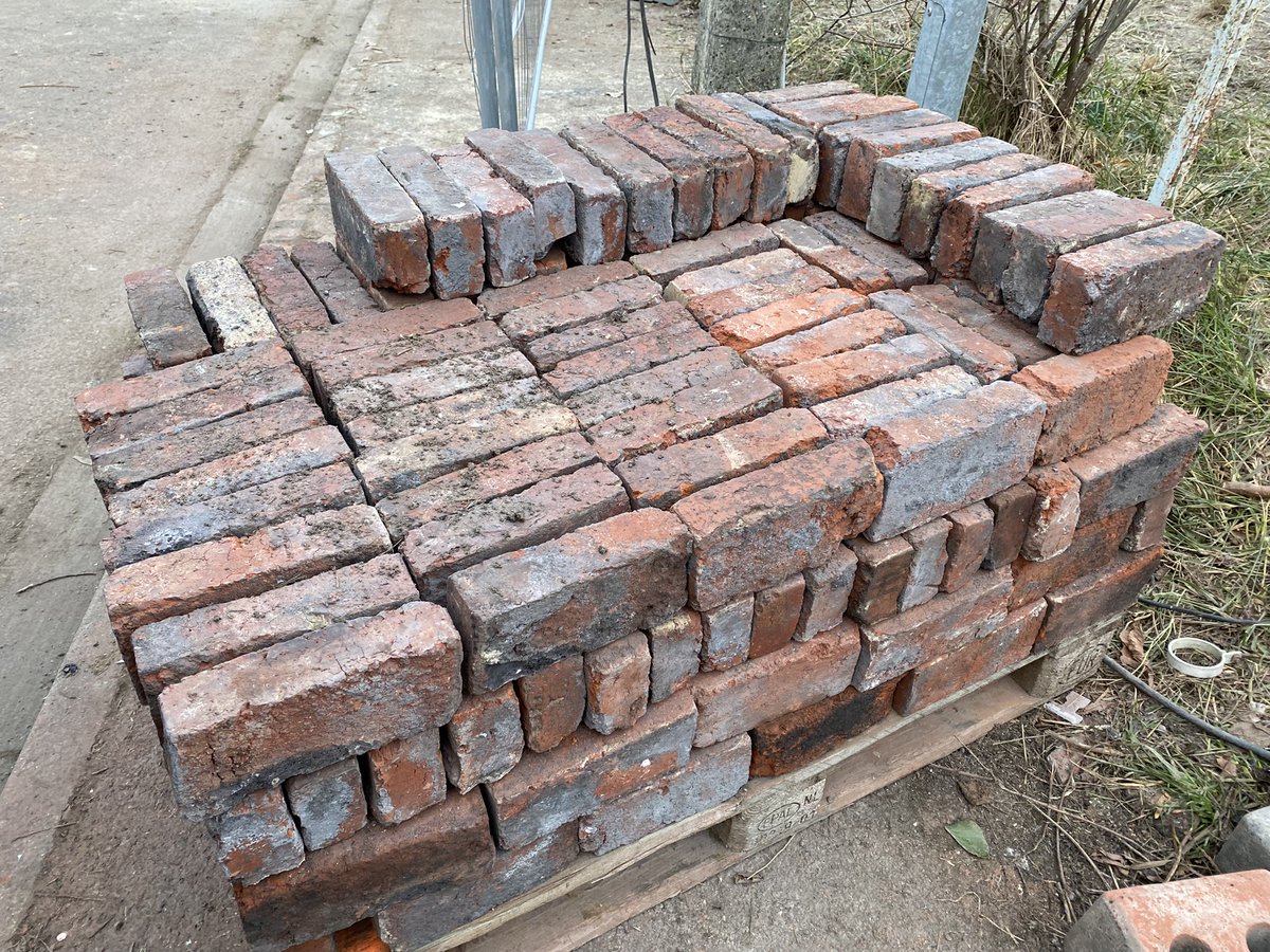 maisonsetcites's tweet image. A Sains-en-Gohelle, une expérimentation propose la mise en place d'un circuit court de recyclage de briques et de tuiles de notre patrimoine. Ce projet d'économie circulaire approvisionne d'autres chantiers pour préserver l’esthétique de nos cités minières #UNESCO #SOGEBAT #PLIE