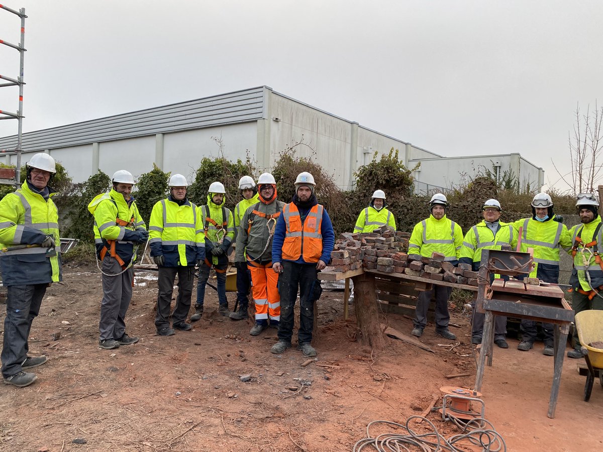 maisonsetcites's tweet image. A Sains-en-Gohelle, une expérimentation propose la mise en place d'un circuit court de recyclage de briques et de tuiles de notre patrimoine. Ce projet d'économie circulaire approvisionne d'autres chantiers pour préserver l’esthétique de nos cités minières #UNESCO #SOGEBAT #PLIE