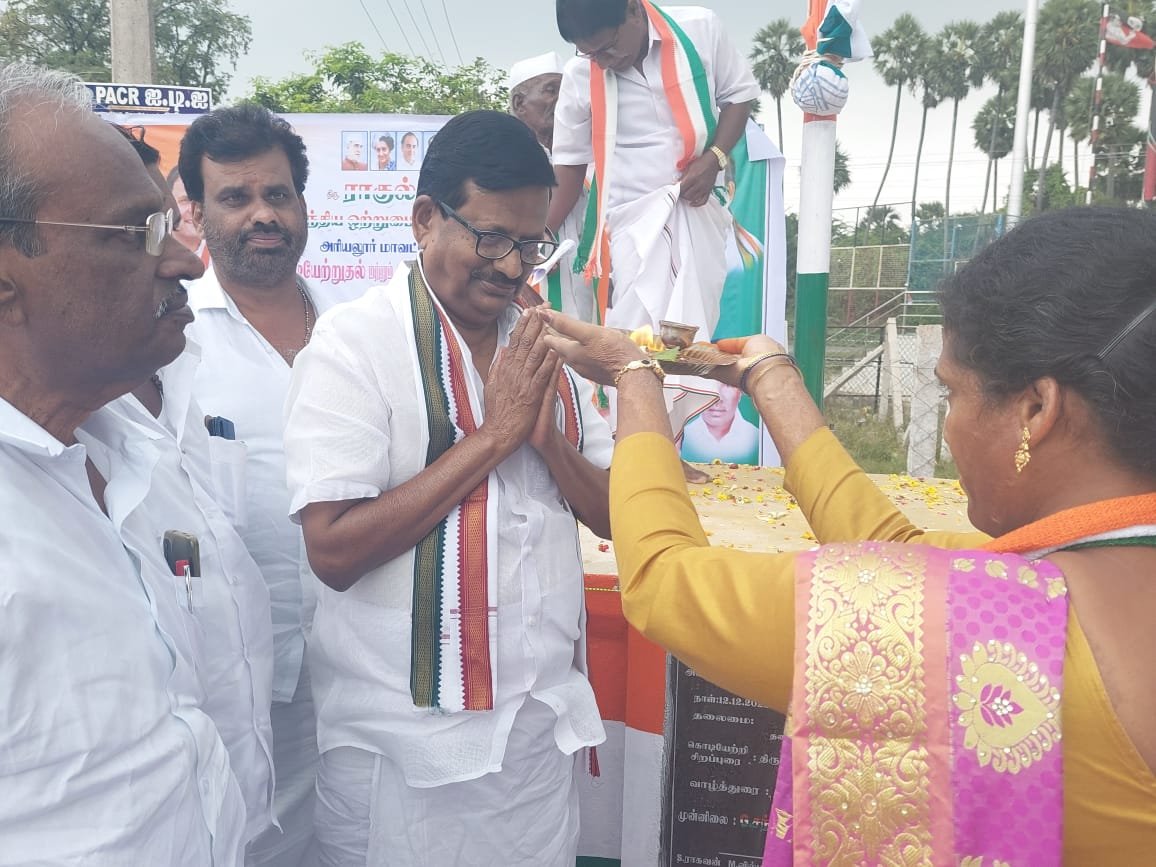 KS_Alagiri's tweet photo. தலைவர் ராகுல்காந்தி அவர்களின் இந்திய ஒற்றுமை நடை பயணத்தின் அடையாளமாக கொடியேற்றும் நிகழ்ச்சி அரியலூர் மாவட்ட காங்கிரஸ் தலைவர் திரு ஆ.சங்கர் தலைமையில் நடைபெற்றது. தமிழ்நாடு காங்கிரஸ் கமிட்டி தலைவர் திரு.கே.எஸ். அழகிரி அவர்கள் கொடியேற்றி, கல்வெட்டை திறந்து வைத்தார். https://t.co/OauCqBnb7N