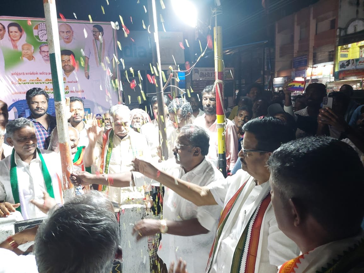 KS_Alagiri's tweet photo. தலைவர் ராகுல்காந்தி அவர்களின் இந்திய ஒற்றுமை நடை பயணத்தின் அடையாளமாக கொடியேற்றும் நிகழ்ச்சி அரியலூர் மாவட்ட காங்கிரஸ் தலைவர் திரு ஆ.சங்கர் தலைமையில் நடைபெற்றது. தமிழ்நாடு காங்கிரஸ் கமிட்டி தலைவர் திரு.கே.எஸ். அழகிரி அவர்கள் கொடியேற்றி, கல்வெட்டை திறந்து வைத்தார். https://t.co/OauCqBnb7N