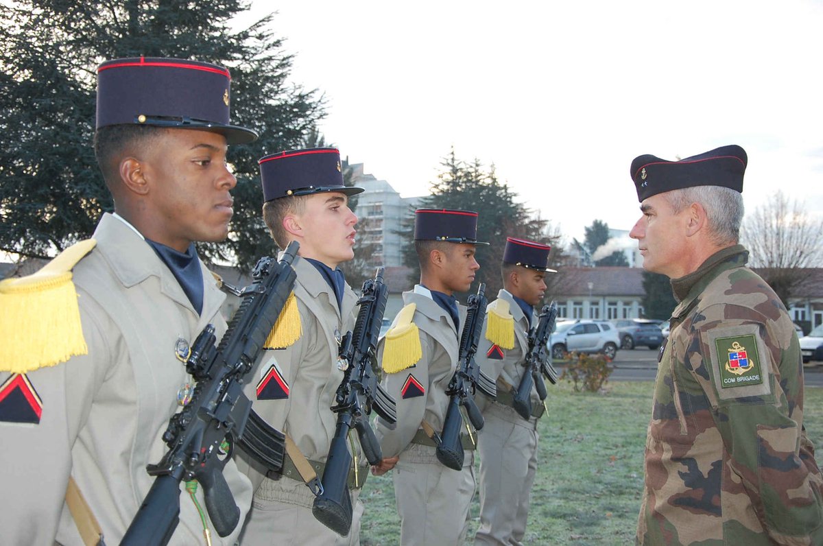 Il s’agit d’un moment privilégié d’échanges entre le commandant de la brigade et ses soldats. 
#TradisMilis #ToujoursetPartout @1reDivision @troupesdemarine @ArmeesNoA