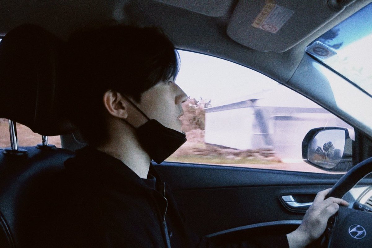 blastbeat__'s tweet photo. dowoon anak suv bgt min kebiasannya ngelus2 tangan atau lutut klo lg nyetir krn anaknya physical touch bgt gk tuh, trs kadang minta disuapin snack hadeeeeeeh https://t.co/NziCABP2V3