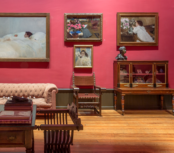 ¿Os habéis parado alguna vez a observar esta preciosa obra? 

"María con azucenas", 1898, se trata de #SorollaInédtio que cuelga en nuestra sala II fruto de un depósito de #ColecciónParticular.