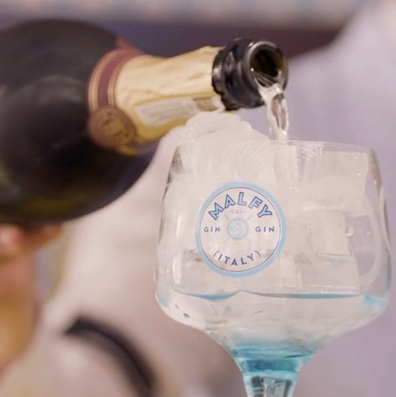 The Christmas Party is back 🥳 so is it time to crack open the Prosecco?? 🥂🥂🥂 We enjoyed some amazing gin and Prosecco cocktails on our @malfygin shoot in the summer and have been waiting to show off our skills! ⁠ ⁠ #christmaspartyvibes #londonproductioncompany