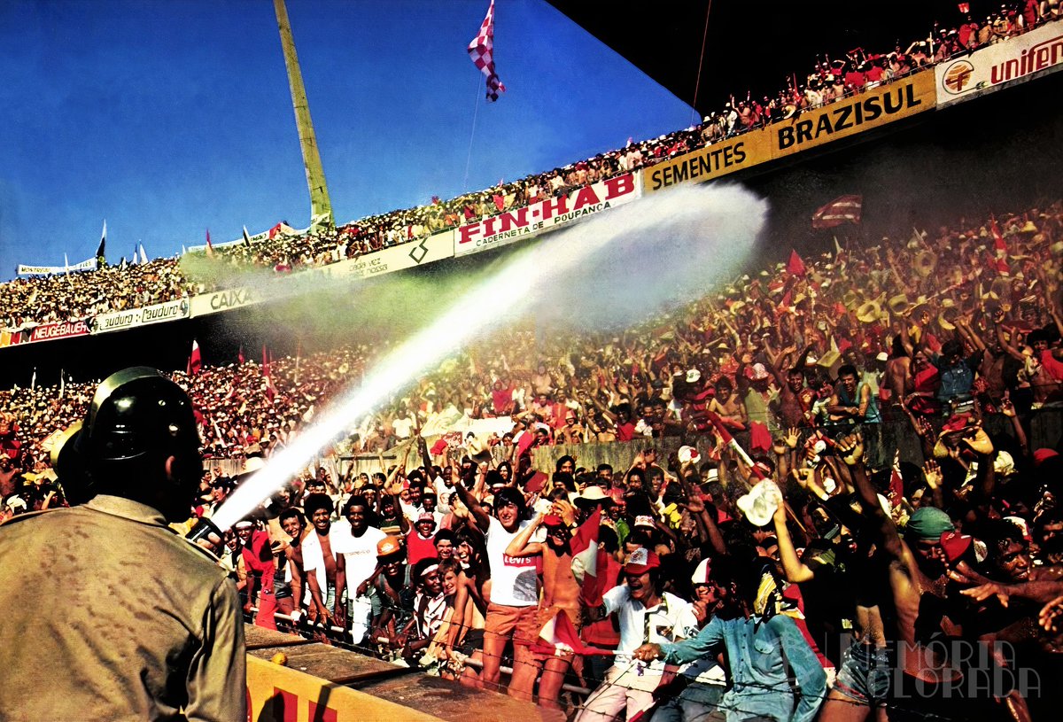 File:Torcida do inter antes do jogo pela copa libertadores da America  fazendo a festa em torno do estadio beira rio em porto alegre 07.jpg -  Wikimedia Commons