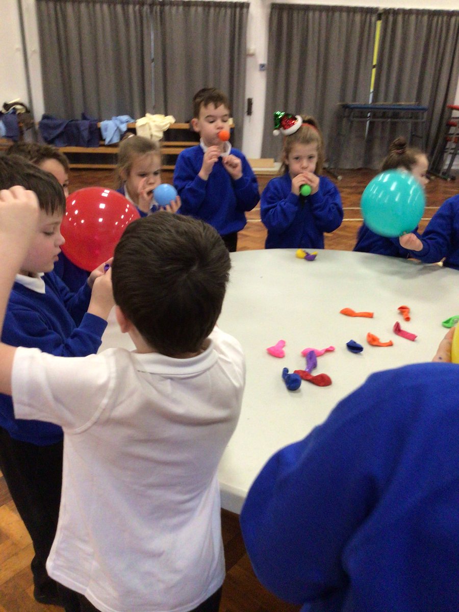 CastleHillsScaw's tweet photo. Craft morning with Father David. 2S and 1/2A are having a great time - getting messy!  🎄#teamCHPA #CHmagic @LegerEdTrust @CastleHillsScaw https://t.co/rHBkxdBh9k