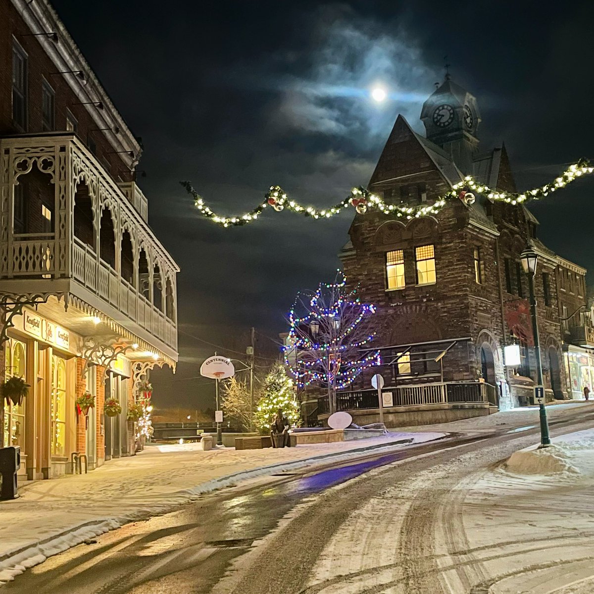 “If you choose not to find joy in the snow, you will have less joy in your life, but the same amount of snow.”

Mill street in #Almonte last night ❄️
