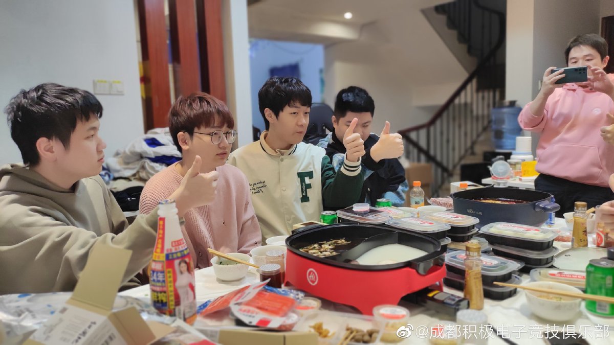 yasashiipain330's tweet photo. [GG] ฤดูหนาวจะไม่กินหม้อไฟได้ยังไง💐  มาดื่มฉลอง playoffs กับเด็กๆกันเถอะ ,พวกเรามาสู้ไปด้วยกัน😊
#ivl_gg #gg_mbing #gg_xawm #gg_ppxia #gg_18 #gg_kucao #gg_bh #gg_ppz 
https://t.co/o7De5cvo41 https://t.co/tx4J6VSthK