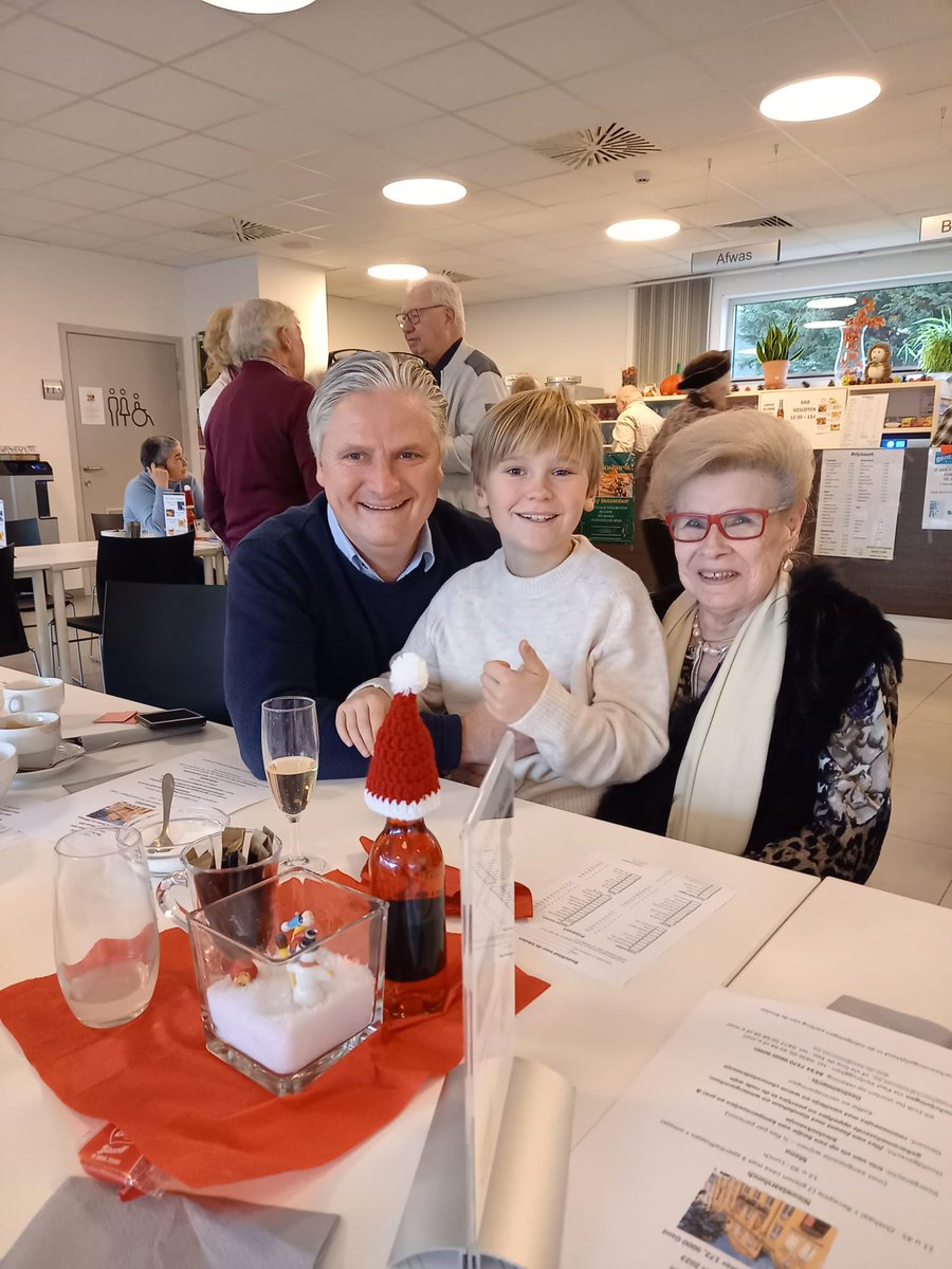 Pannekoekenmiddag bij onze geliefde #senioren <a href="/OpenVldGent/">Open Vld Gent</a> en blij weerzien met mijn grootste fan van het eerste uur 🥰💙