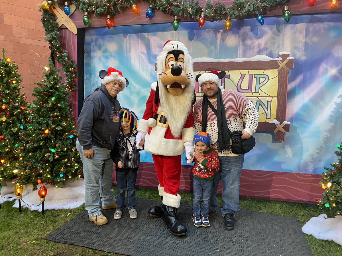 FastpassWUs's tweet photo. Had an absolutely amazing time @DisneyD23 #LightUpTheSeason thank you @DisneyStudios for opening up your backlot for us to explore and experience! #Disney #D23 #DisneyStudios #SantaGoofy #XMAS2022 #Christmas https://t.co/h5s7W33qCd