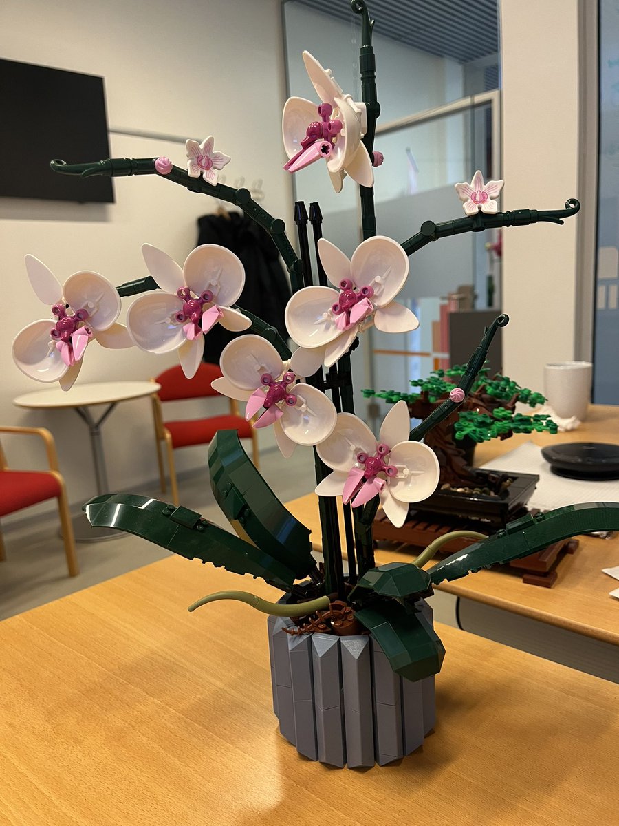 Vi har ret meget #LEGO på kontoret. Et af de bedste eksempler på det vi arbejder med: standard moduler som kan sættes sammen på kryds og tværs. Produktionssystemer som legoklodser.    

👉🏻Deler i øvrigt kontor med mine to bedste kollegaer <a href="/tdbdk/">Thomas Ditlev Brunø</a> og @KniKjeld  

//<a href="/annloua/">Ann-Louise Andersen</a>