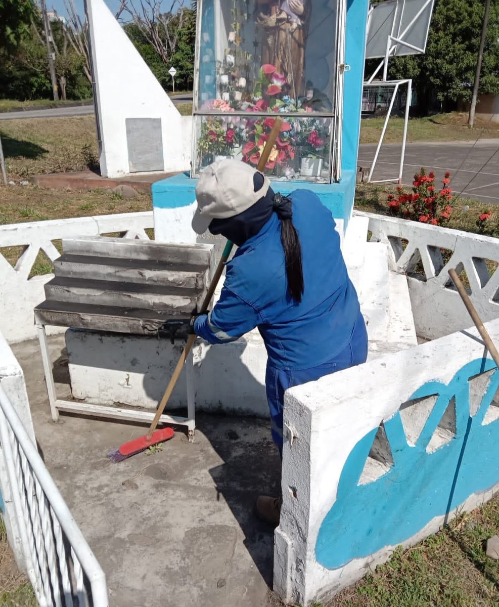 PZASAESP's tweet photo. @PZASAESP bajo la Gerencia de la Ingeniera Xiomara Santos Cotinchara, continúa trabajando sin descanso en el embellecimiento del municipio de Paz de Ariporo y la decoración de la Avenida 6 de Enero. Apoyamos el fortalecimiento turístico para la temporada decembrina, fin de año. https://t.co/Quu1UmZSUP