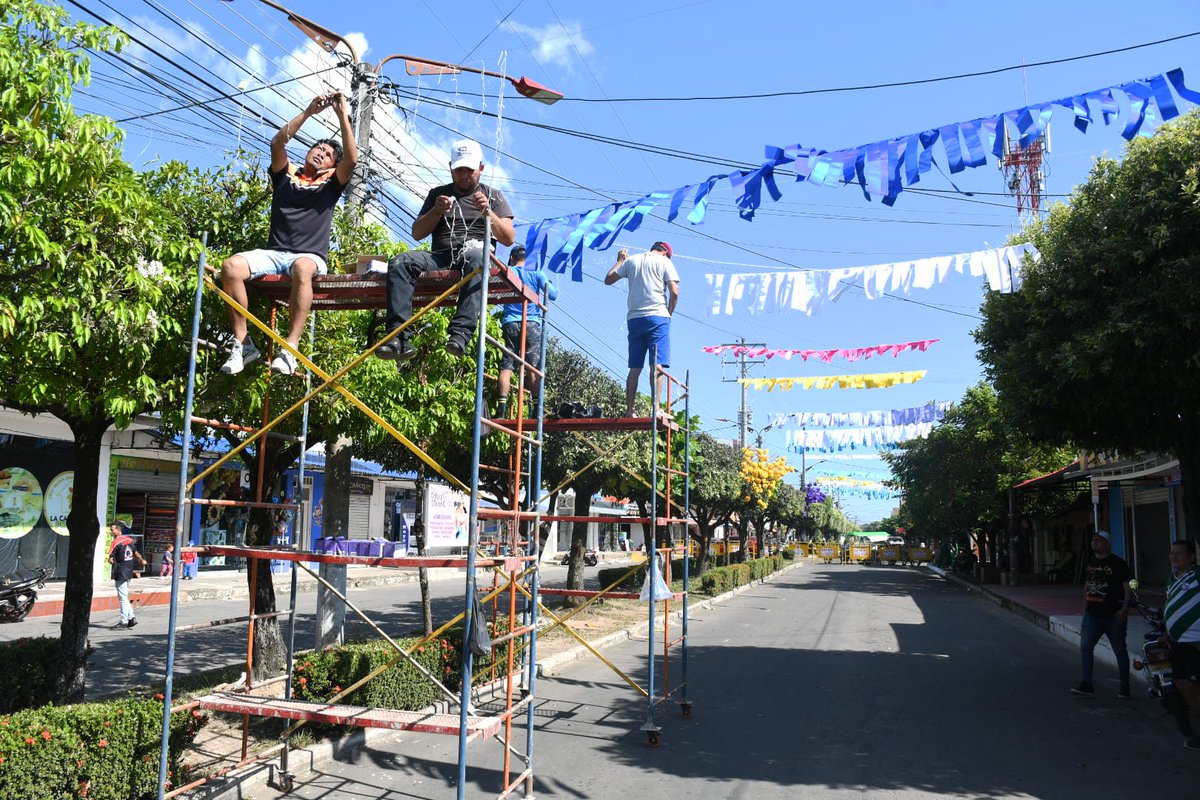 PZASAESP's tweet photo. @PZASAESP bajo la Gerencia de la Ingeniera Xiomara Santos Cotinchara, continúa trabajando sin descanso en el embellecimiento del municipio de Paz de Ariporo y la decoración de la Avenida 6 de Enero. Apoyamos el fortalecimiento turístico para la temporada decembrina, fin de año. https://t.co/Quu1UmZSUP