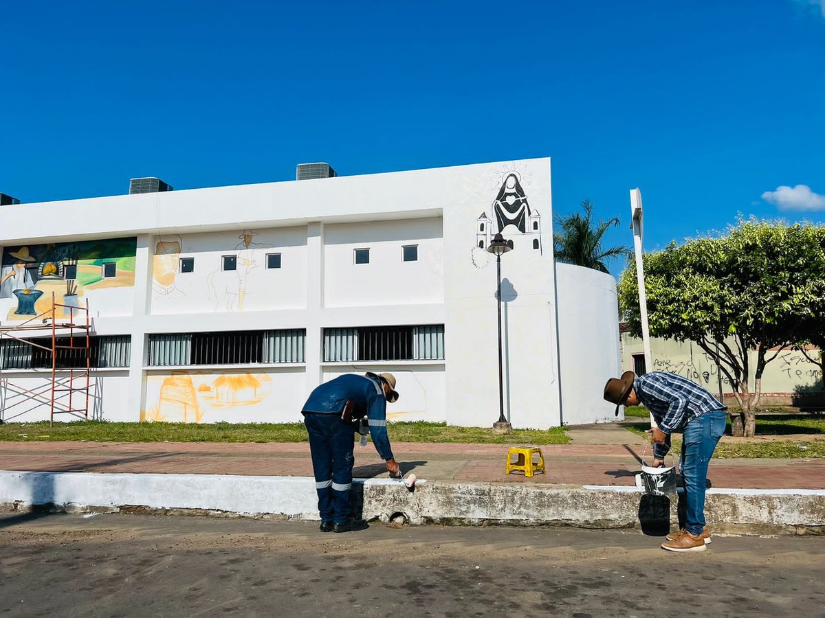 PZASAESP's tweet photo. @PZASAESP bajo la Gerencia de la Ingeniera Xiomara Santos Cotinchara, continúa trabajando sin descanso en el embellecimiento del municipio de Paz de Ariporo y la decoración de la Avenida 6 de Enero. Apoyamos el fortalecimiento turístico para la temporada decembrina, fin de año. https://t.co/Quu1UmZSUP