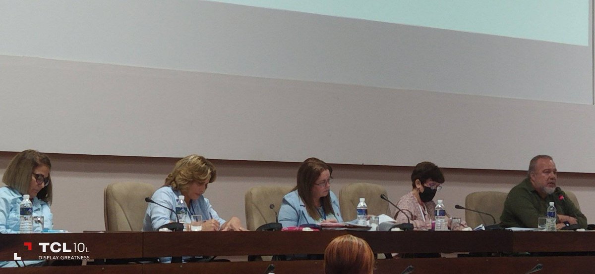 La ministra del Comercio Interior <a href="/BetsyDazVelzqu2/">Betsy Díaz Velázquez</a>, comparece en la Comisión de Atención a los Servicios en presencia del primer ministro <a href="/MMarreroCruz/">Manuel Marrero Cruz</a> aborda temas relacionados con los resultados en el enfrentamiento al delito, las ilegalidades e indisciplinas sociales.