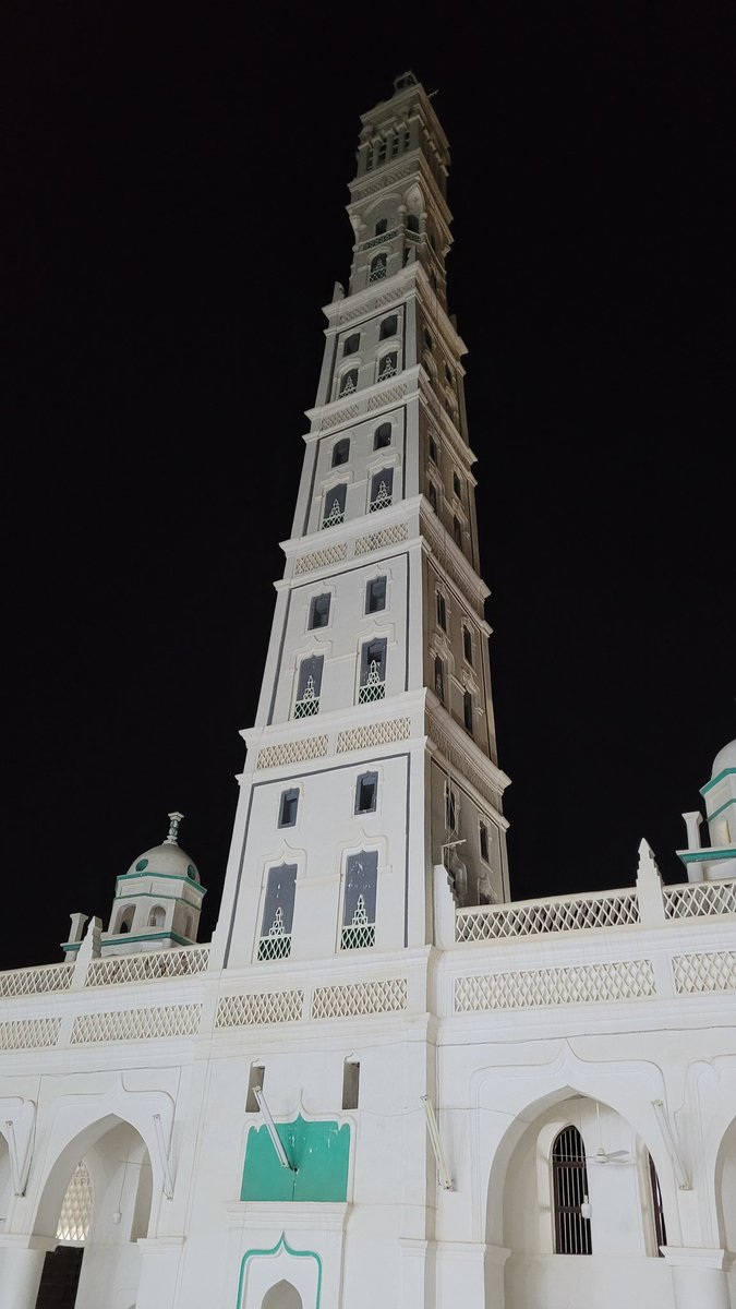 pahadzp's tweet photo. @BaytAlFann One of Tallest MUD minarets in the world.Minaret of Al-Muhdhar Mosque Tarim, Yemen. 150 feet high and entirely made of mud.ย #Noclock https://t.co/wH4KcUCNov