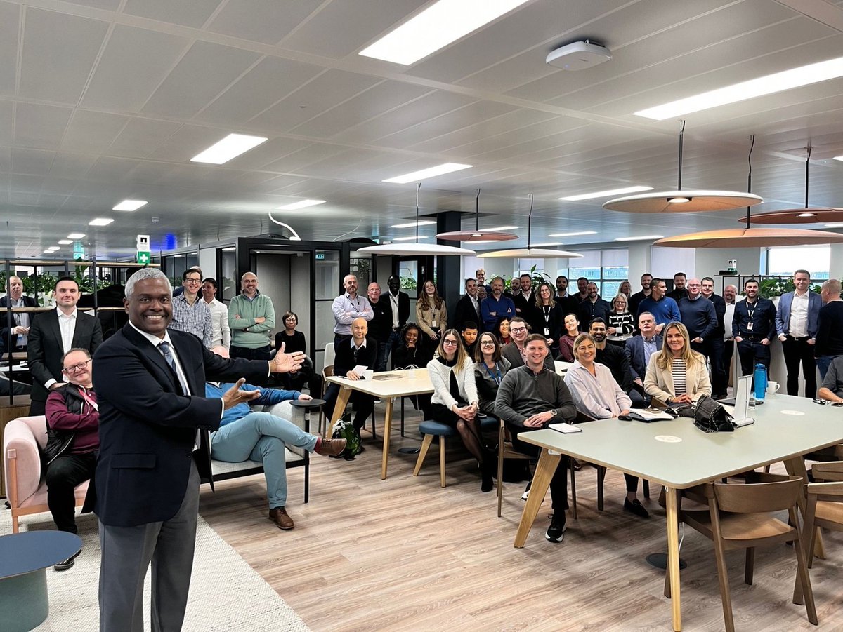 LifeAtNetApp's tweet photo. Our @NetApp CEO George Kurian received a warm welcome when he visited our new Windsor #UK office last week! ⁠
⁠
@NetAppUK @NetAppEMEA #TeamNetApp #NetApp #LifeAtNetApp https://t.co/b2BCeaDehk