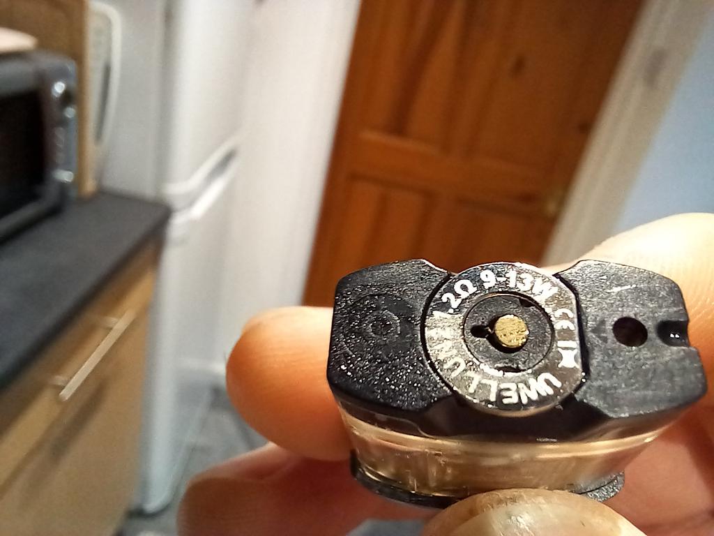 Vaping40watts's tweet image. Put a new coil on the #CaliburnG 2 days ago and hardly use it maybe 30 mins max popped the pod in this morning as my sigelei battery was dead and couldn't vape it, just got round to having a look now and it looked like it had burned the pin I to the plastic  weird. #vapeproblems
