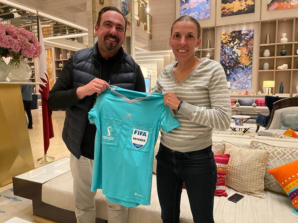 FIFAMuseum's tweet photo. History in the making! 

Stéphanie Frappart became the first woman to referee a match at a @FIFAWorldCup in #Qatar2022  

Now, she met with our Museum Director Marco Fazzone in Doha and handed over her match-worn shirt from the game Costa Rica - Germany that she officiated 🇨🇷🇩🇪 https://t.co/LM66M25LLQ
