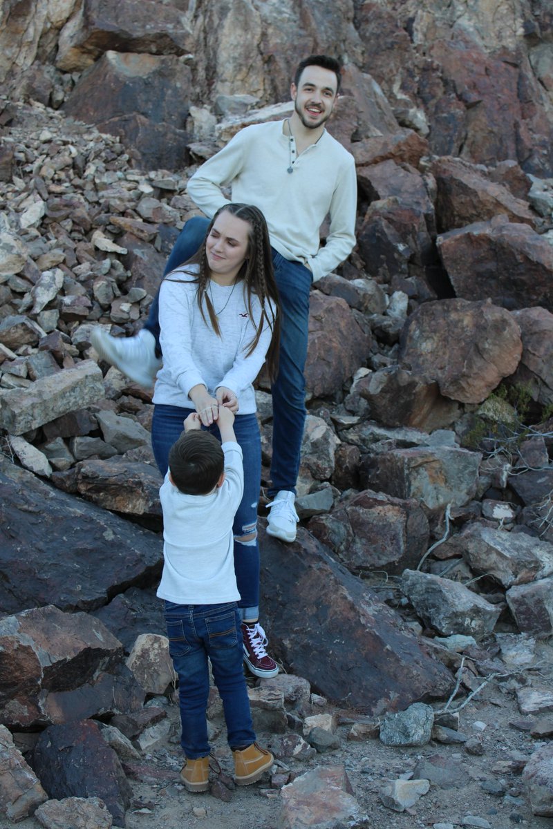 daisylaree_'s tweet photo. The reality of family photo sessions https://t.co/R5vHb3z8yJ